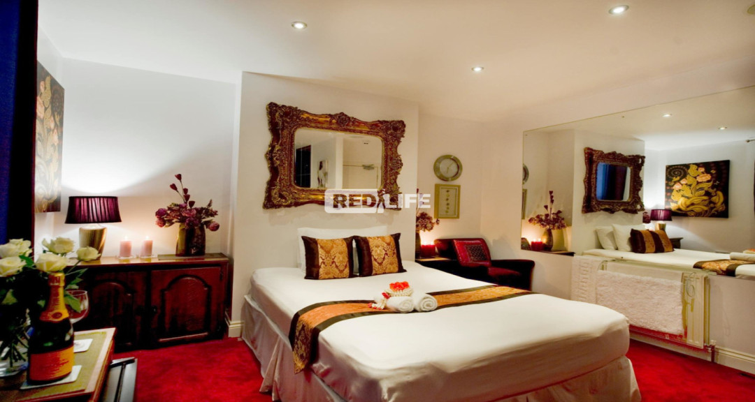 Established busy massage parlour looking